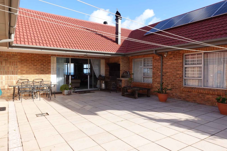 6 Bedroom Property for Sale in Outeniqua Strand Western Cape